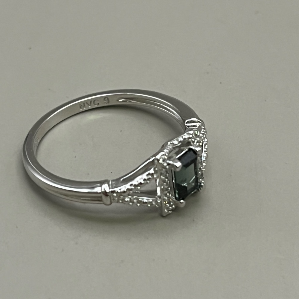 Sophisticated Green Emerald and Sterling Silver Ring with Emerald-Cut Gemstone - Picture 6 of 7